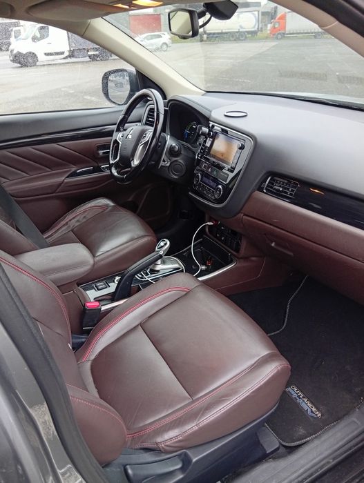 Vând Mitsubishi Outlander Hibrid