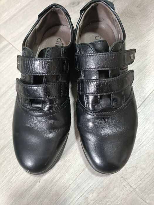 Saboți și pantofi din piele