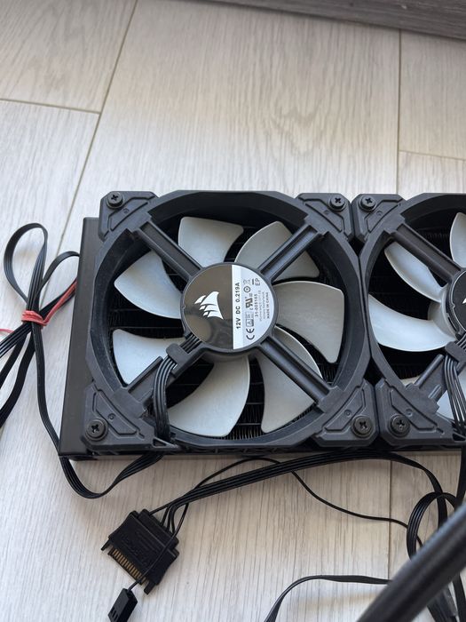 • Cooler RGB  • CORSAIR • liquid •