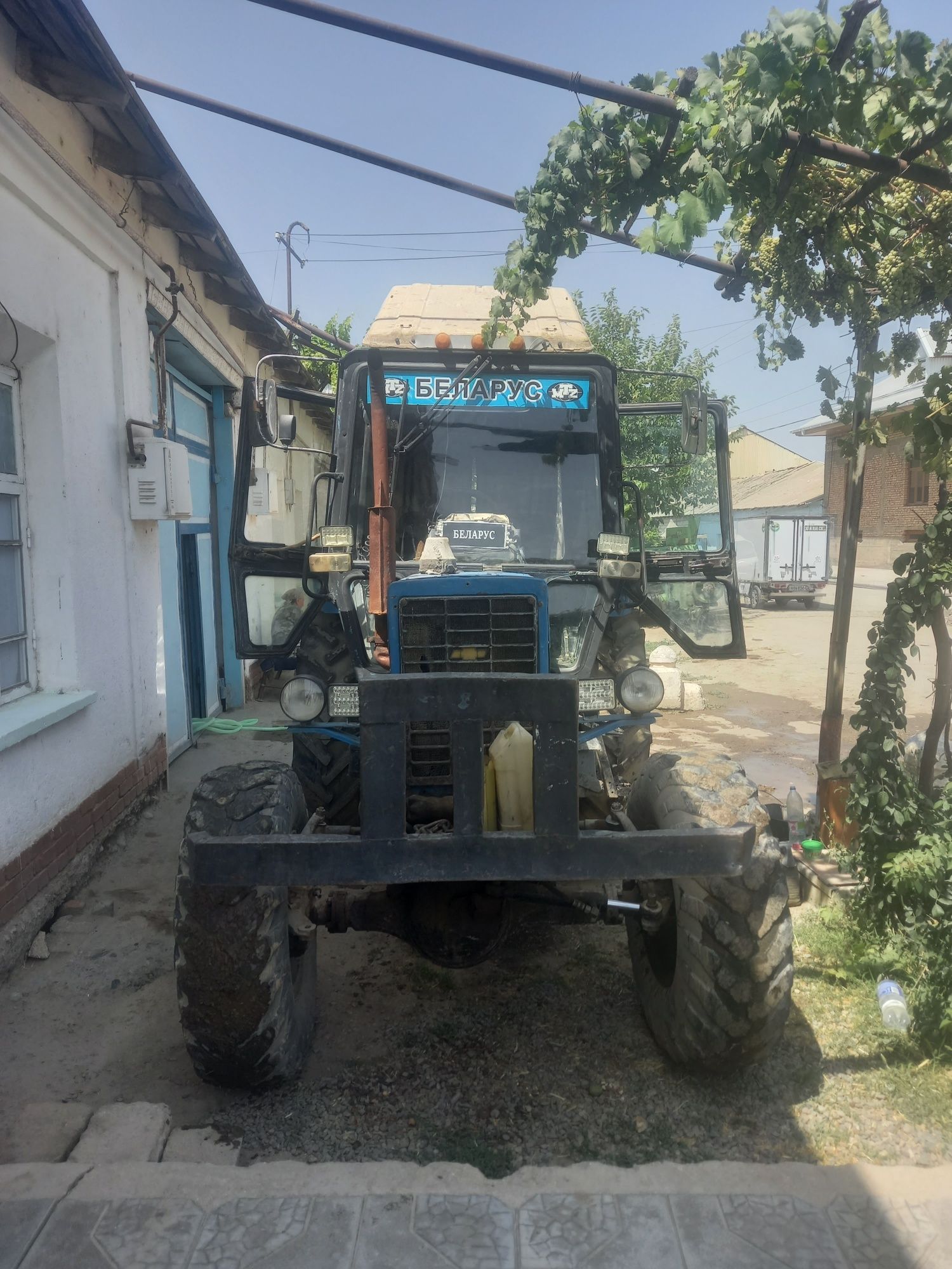 Трактор мтз 80, пресс падборшик, рлуг, чизил, 2 та тличка.