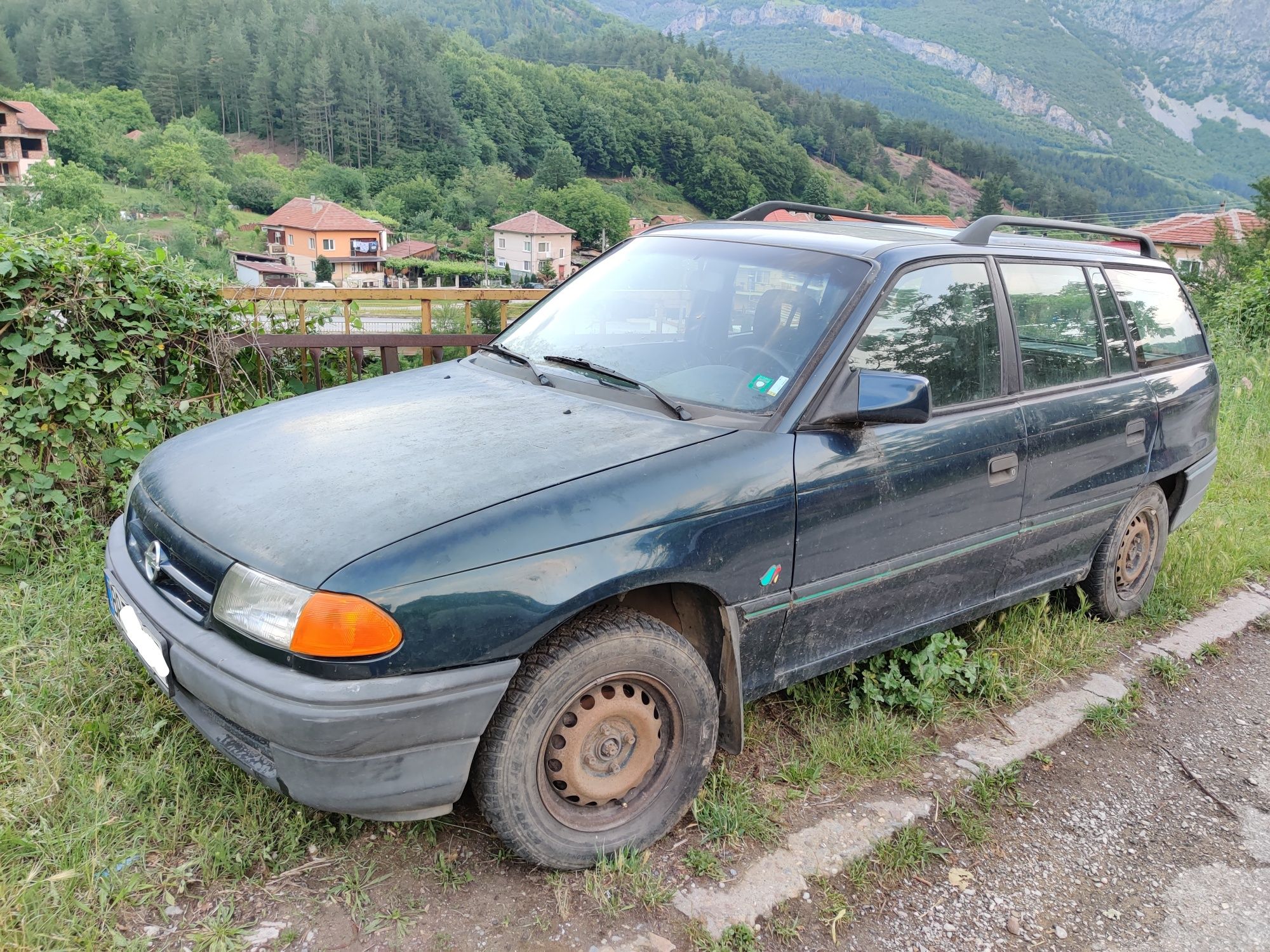 Продавам  преден ляв мигач за Opel Astra F комби