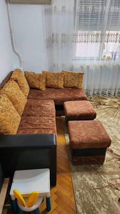 Canapea extensibila cu lada de depozitare