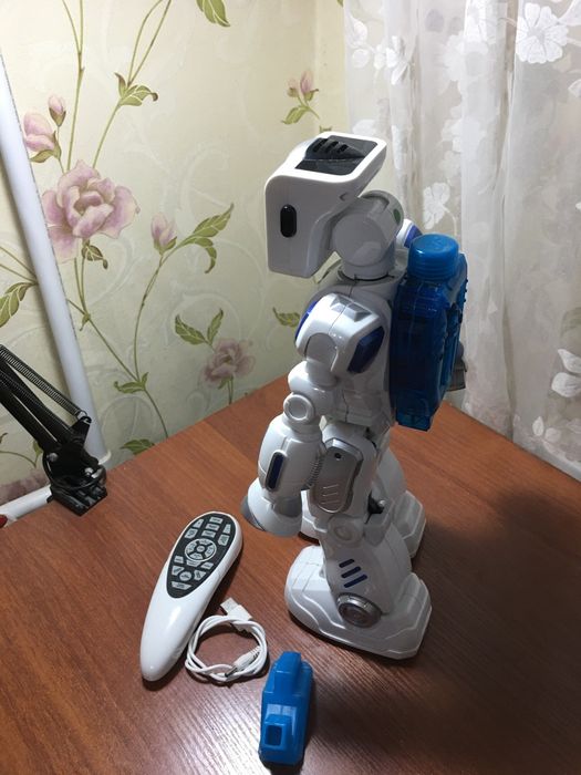 Продается робот на пульте управления