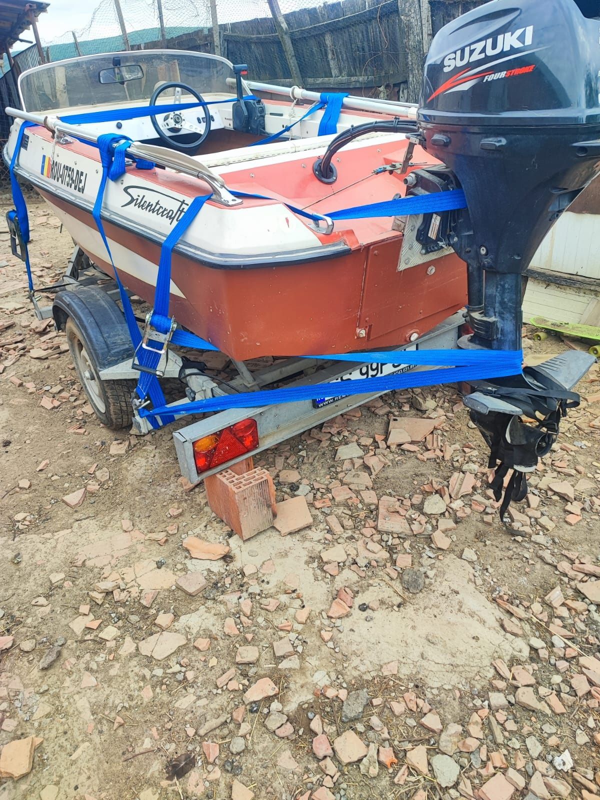 Vand barca de pescuit cu motor