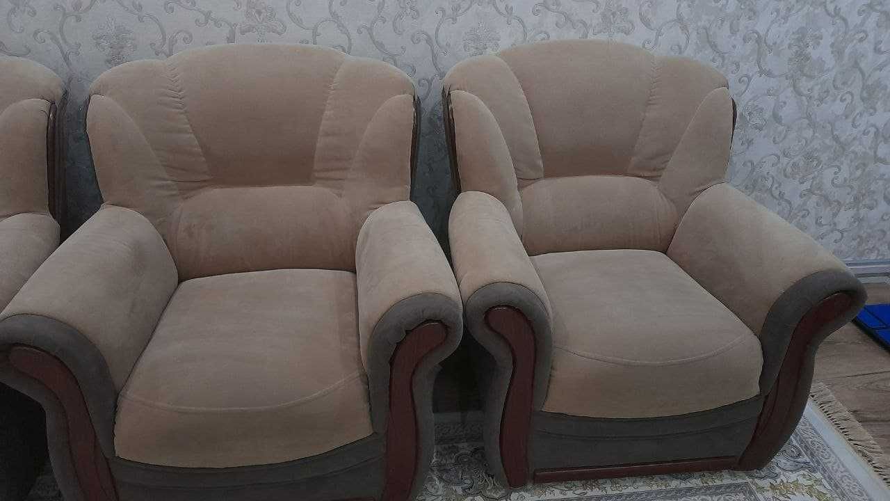угловой диван, и два кресла