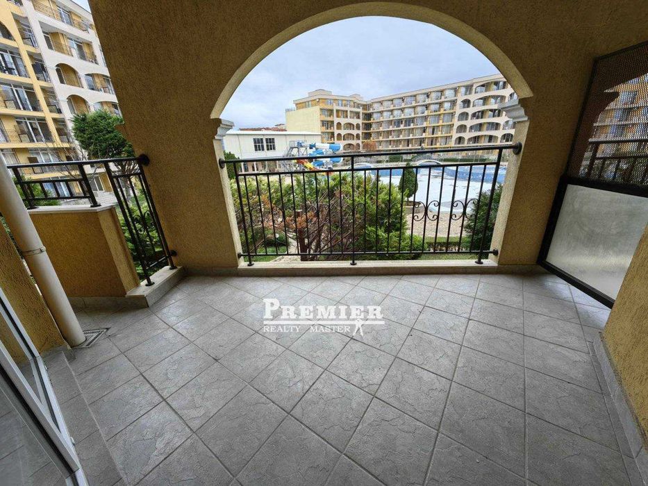 Просторен тристаен апартамент на първа линия