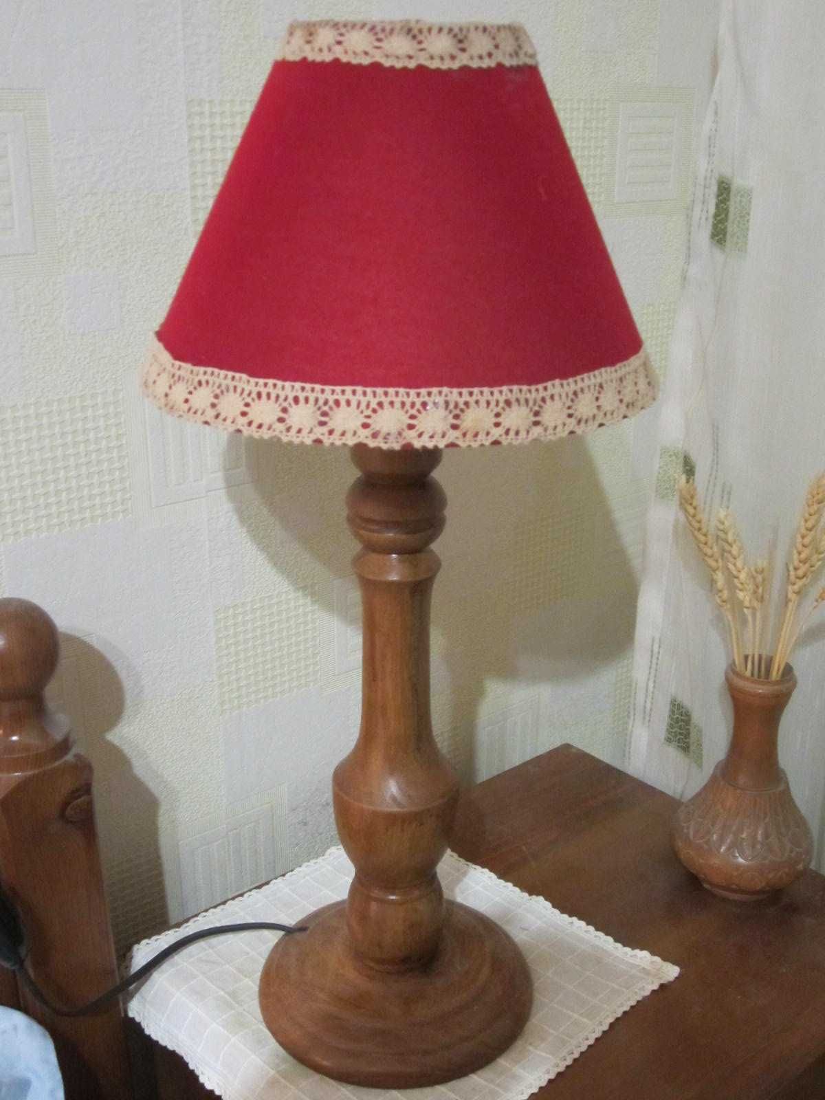Висока нощна лампа
