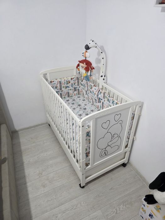 Patut Qmini 120cm / 60cm cu saltea de 10cm si reglabila pe 3 nivele.