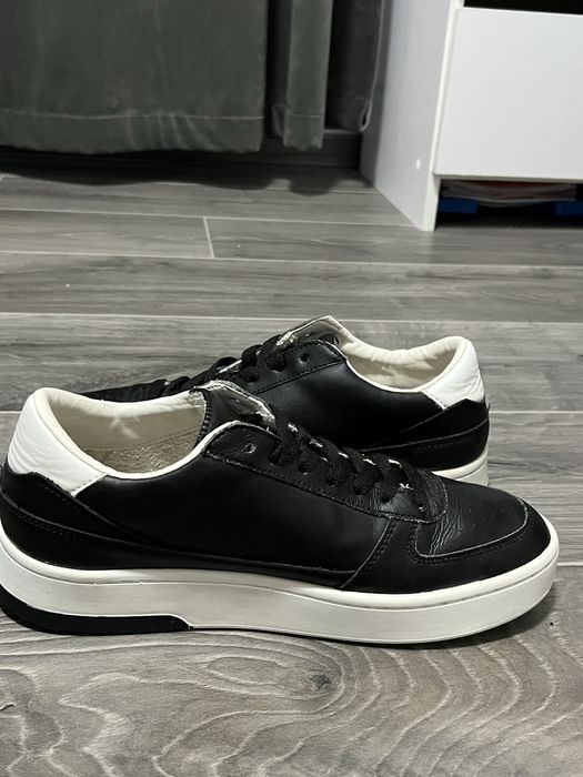 Vând adidași Guess