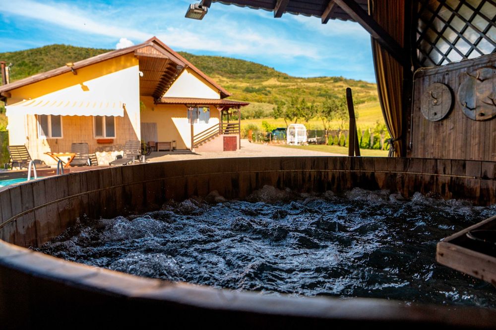 Cabană de închiriat cu ciubar si piscina.