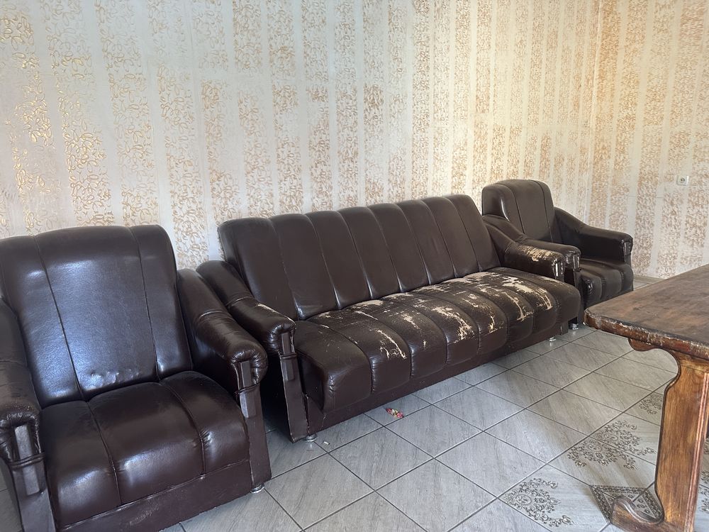 Диван с креслами и ковры