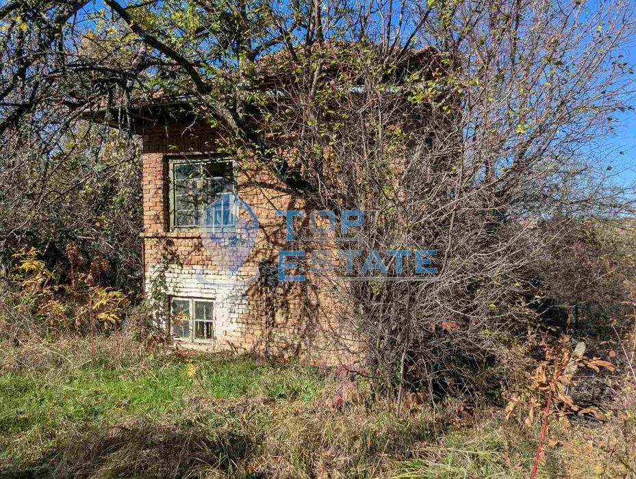 Голям парцел със стара къща и кладенец в село Кавлак, област Велико Т