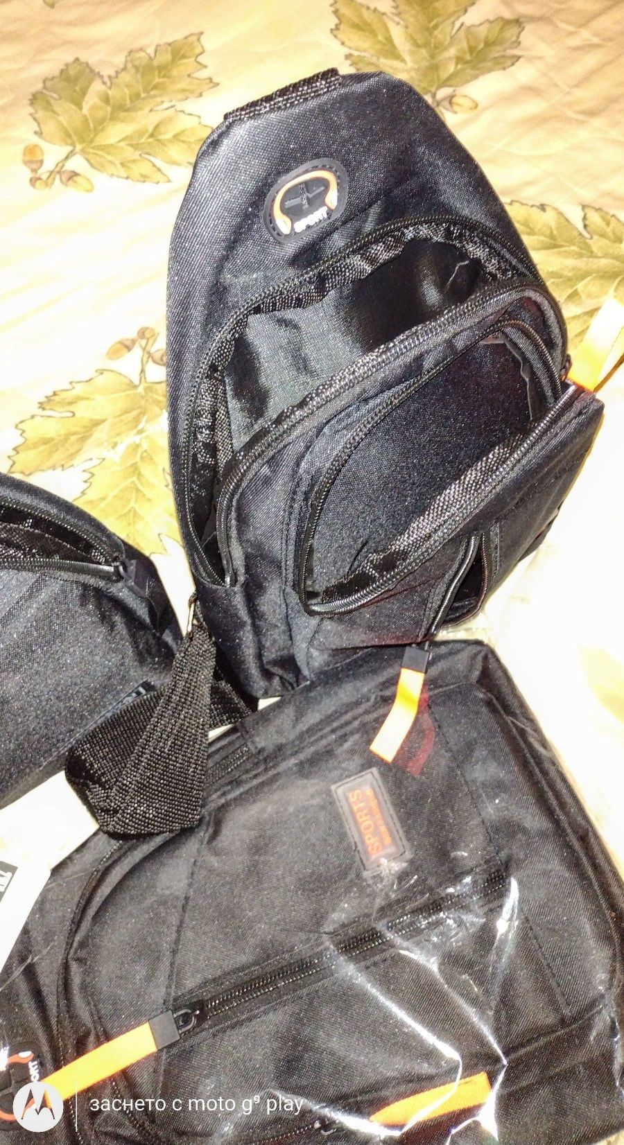 Чанти ,черни за през рамо с изход за жични слушалки
