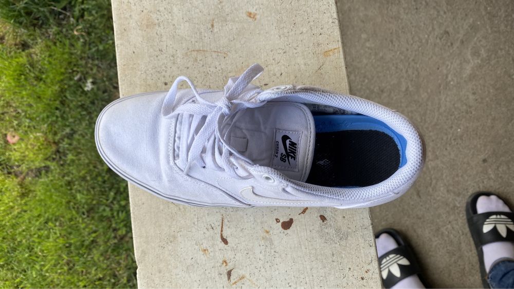 Nike SB Chron 2 Albi și Vans Slip-On Negri