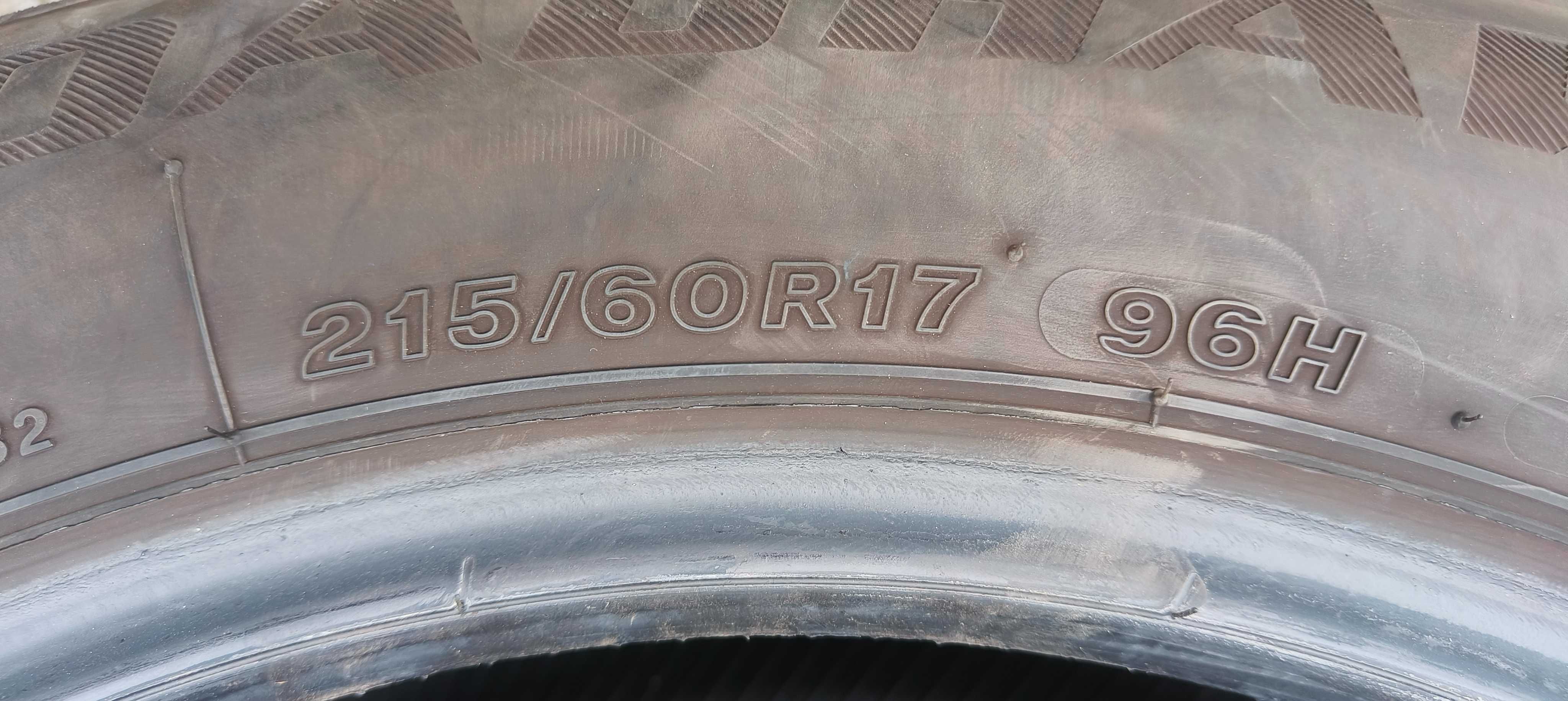 Vand 4 cauciucuri 215/60R17 (2 buc toyo si 2 buc firestone)