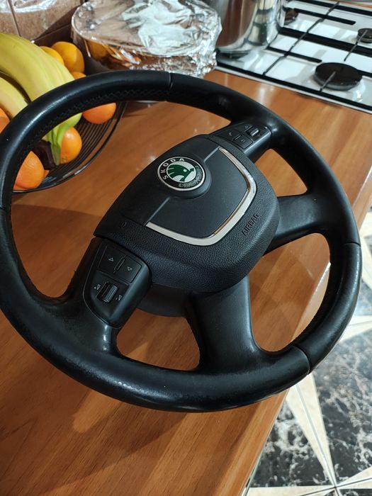 Vând volan de Skoda Octavia 2 an 2012. Comenzi pe volan + airbag