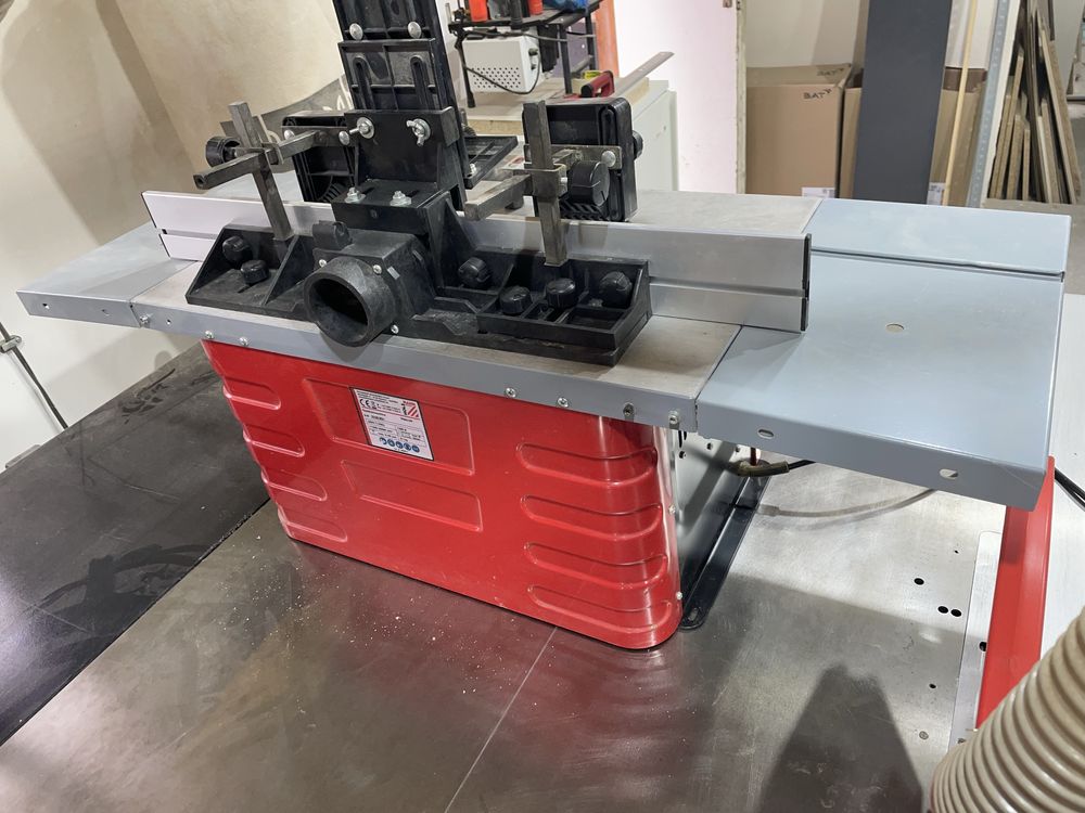 Настолна фреза Holzmann TFM610V