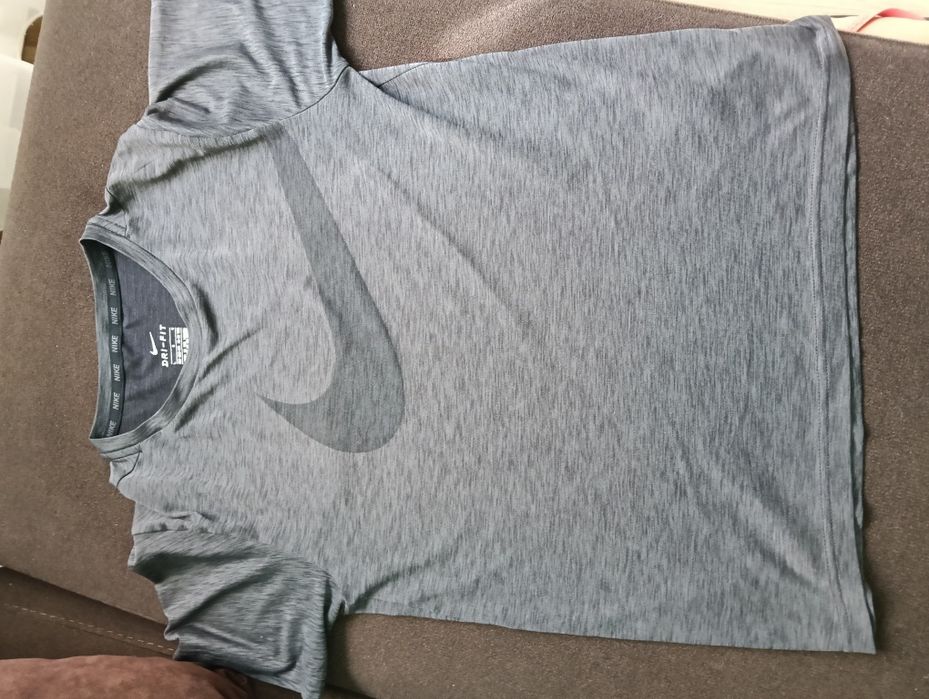 Vând tricou Nike