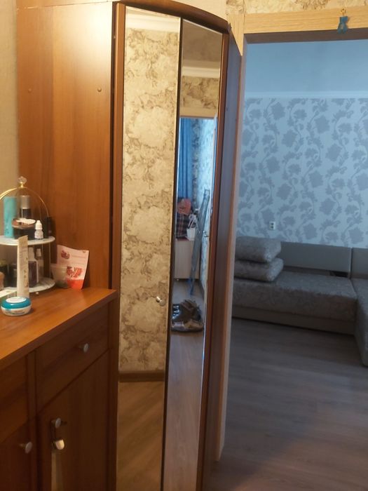 Срочно связи с переездом продаю угловой шкаф, с зеркалом