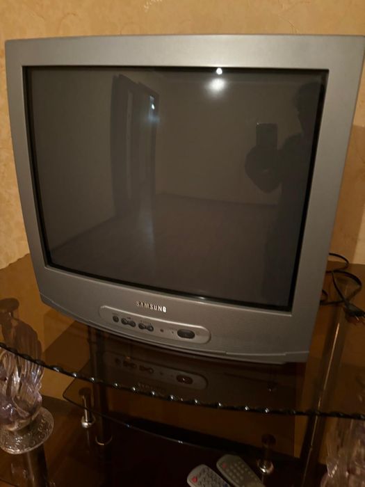 Телевизор и стелаж в хорошем состоянии