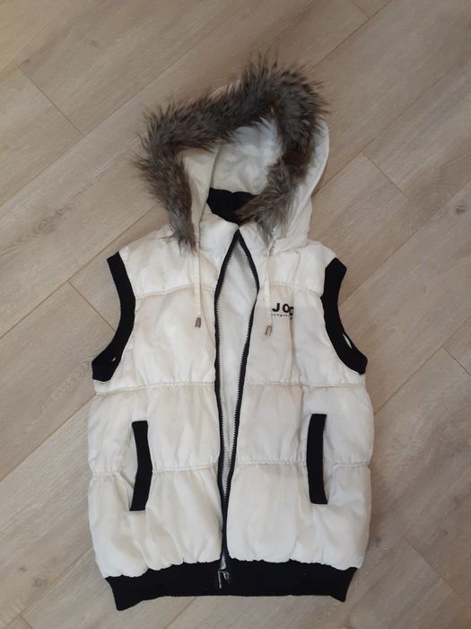 Продаю осеннюю и зимнюю куртку,безрукавку на девочку 11-13 лет