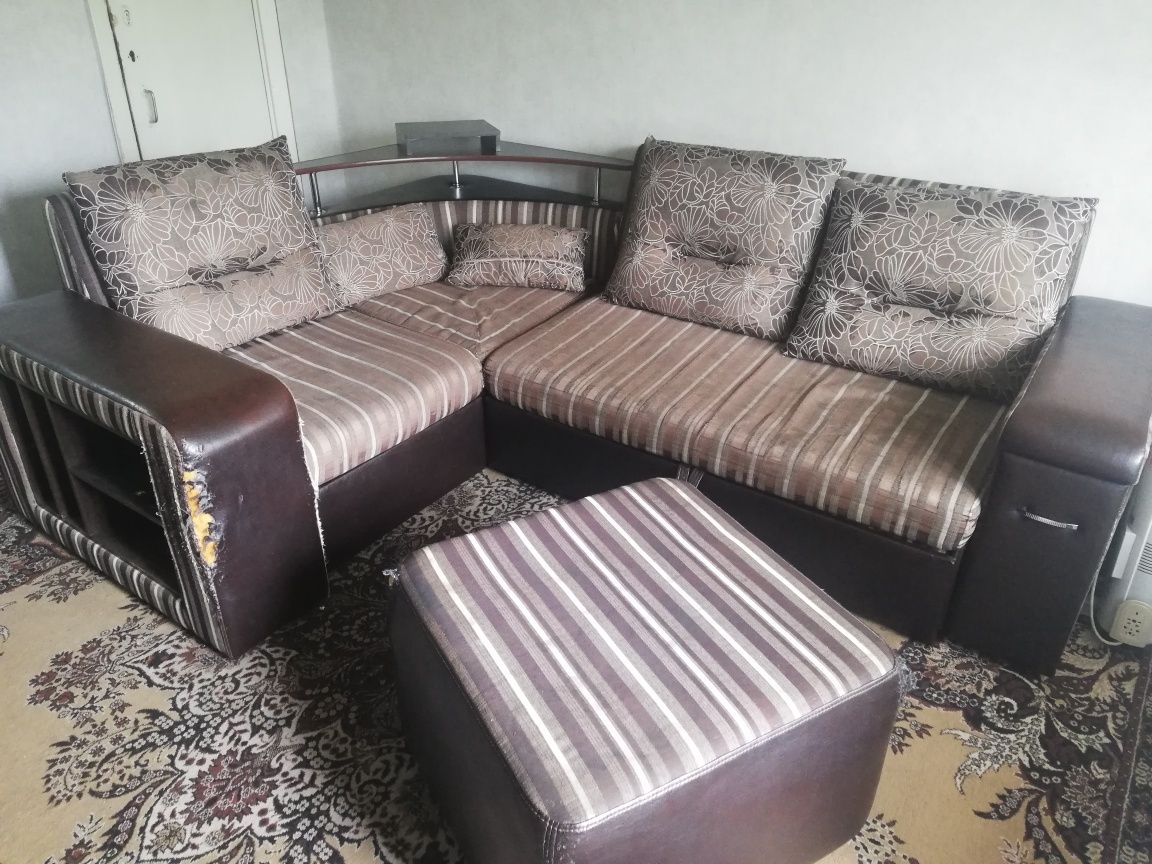 Угловой  диван с пуфиком