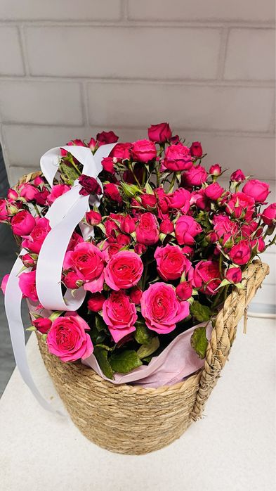 кустовые розы  в корзине