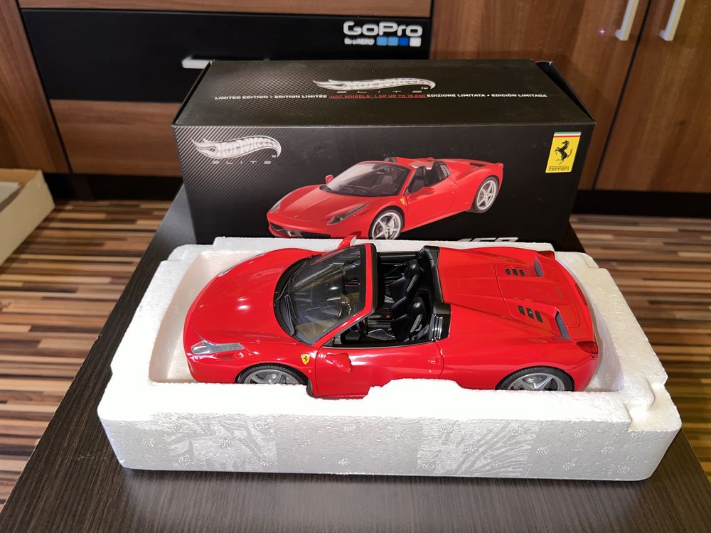 Macheta auto 1/18 Ferrari 458 Spider , HotWheels Elite , nu autoart