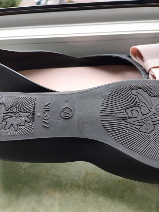 Balerini negri cu funda, semi decupati, cauciuc, flexibili. Marimea 39