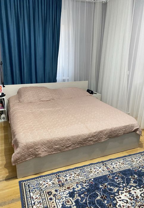 Двуспальная кровать с матрасом в хорошем состоянии