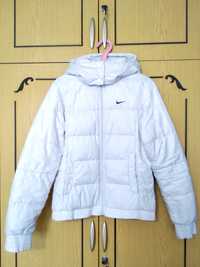 Белая куртка Nike