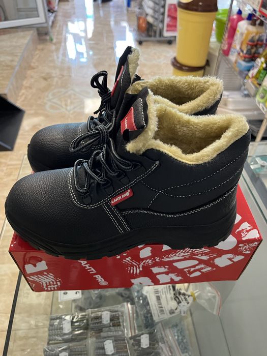 Vand Bocanci de lucru imblaniti  din piele