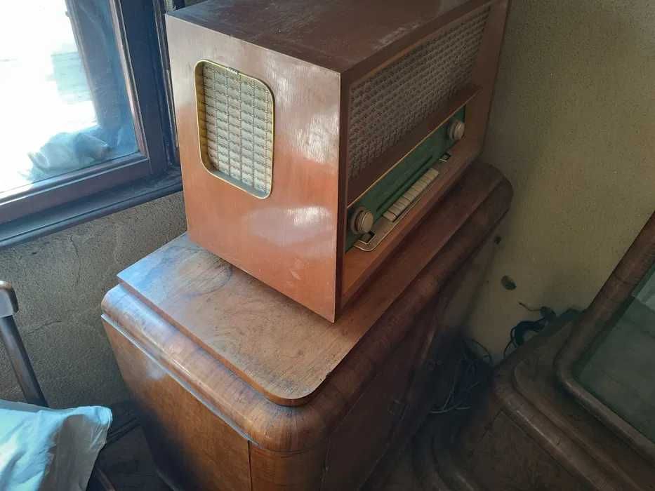 Mobila de lemn placata cu lemn de nuc