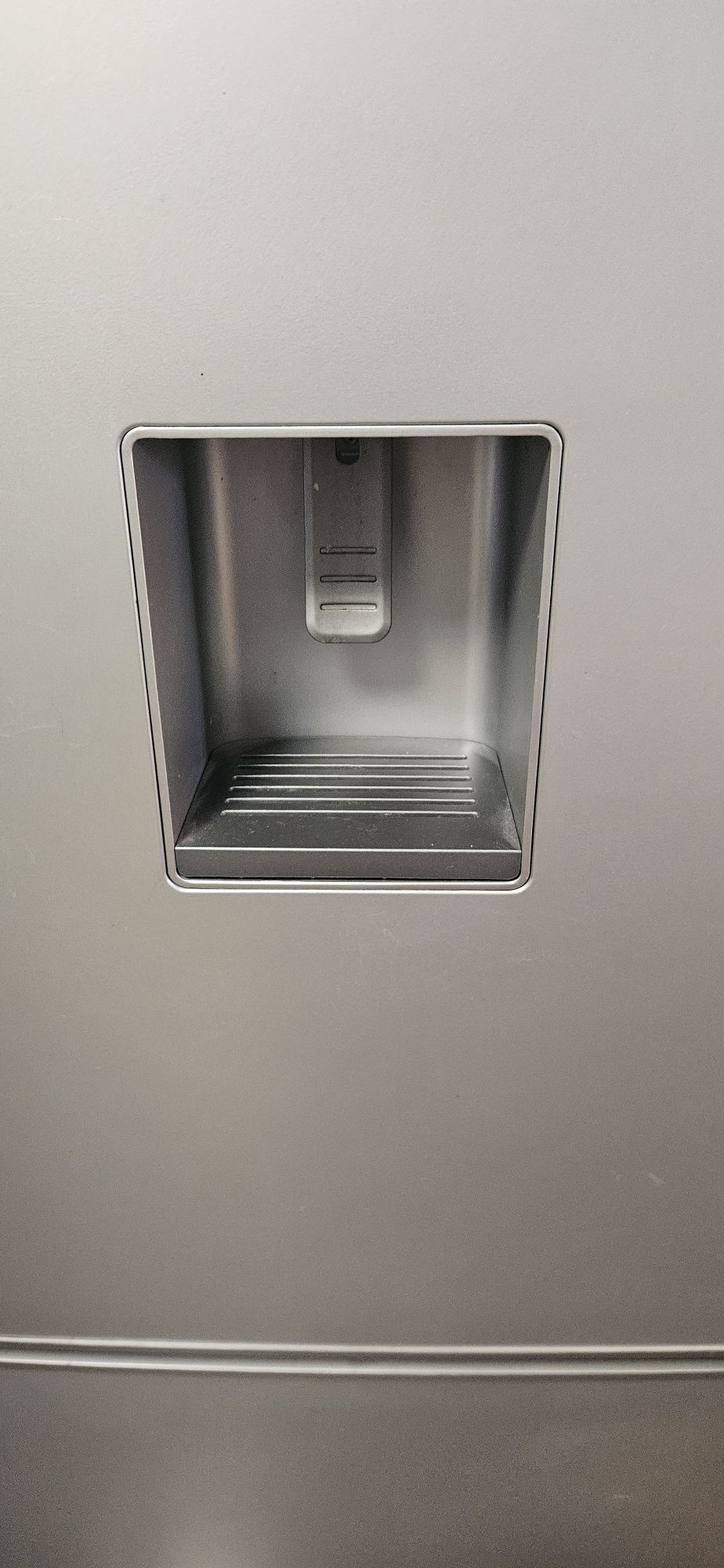 Продавам хладилник с фризер BEKO