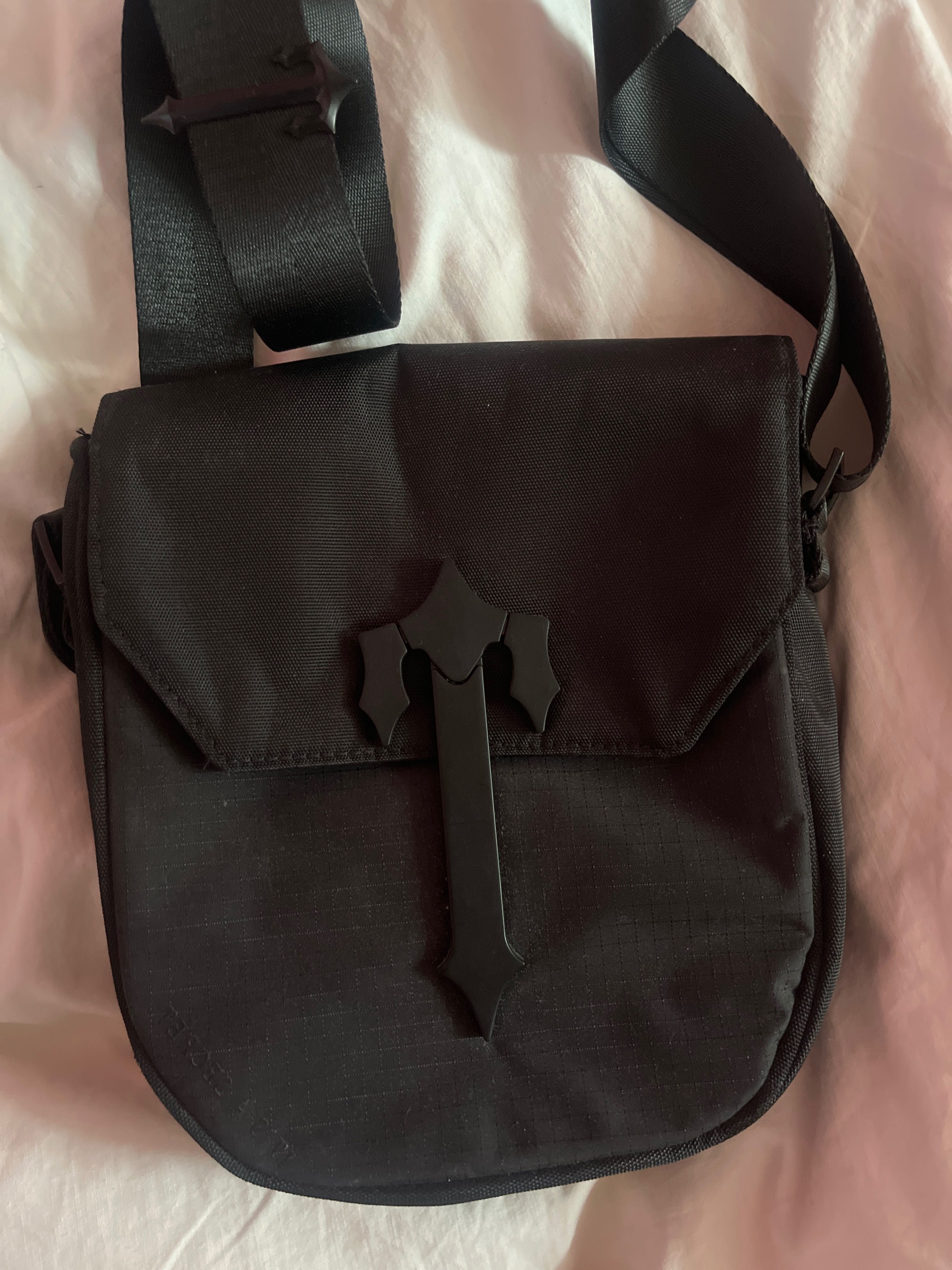 Trapstar bag оригинална директно от сайта uk.trapstarlondon.com.