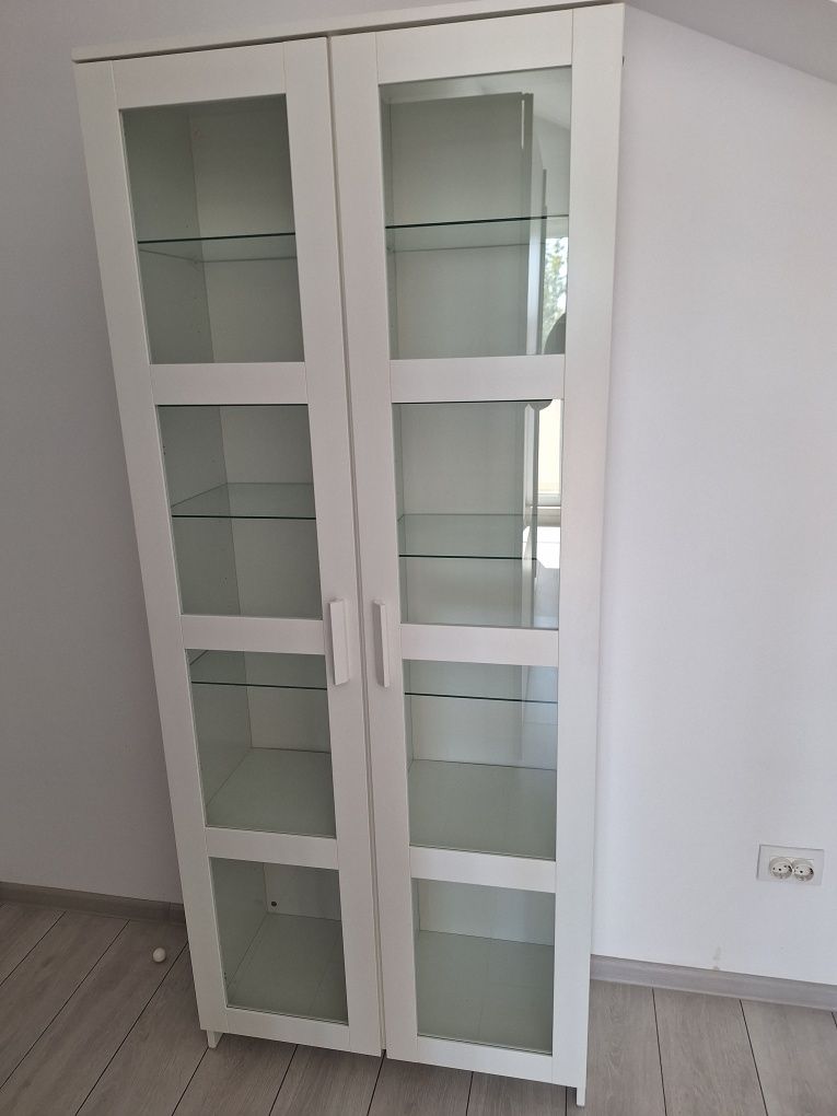 Dulap cu usi din sticla