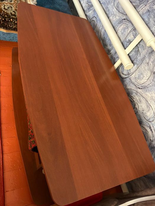 Продам журнальный стол 25000 ты