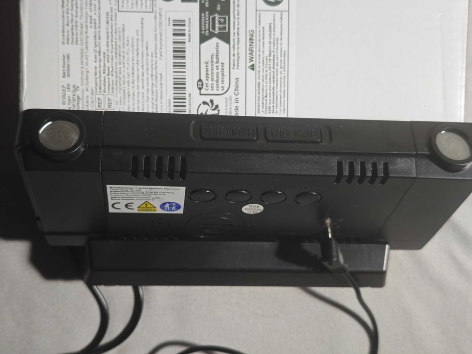 Часовник прожектиращ часа и температурата на тавана има и аларма