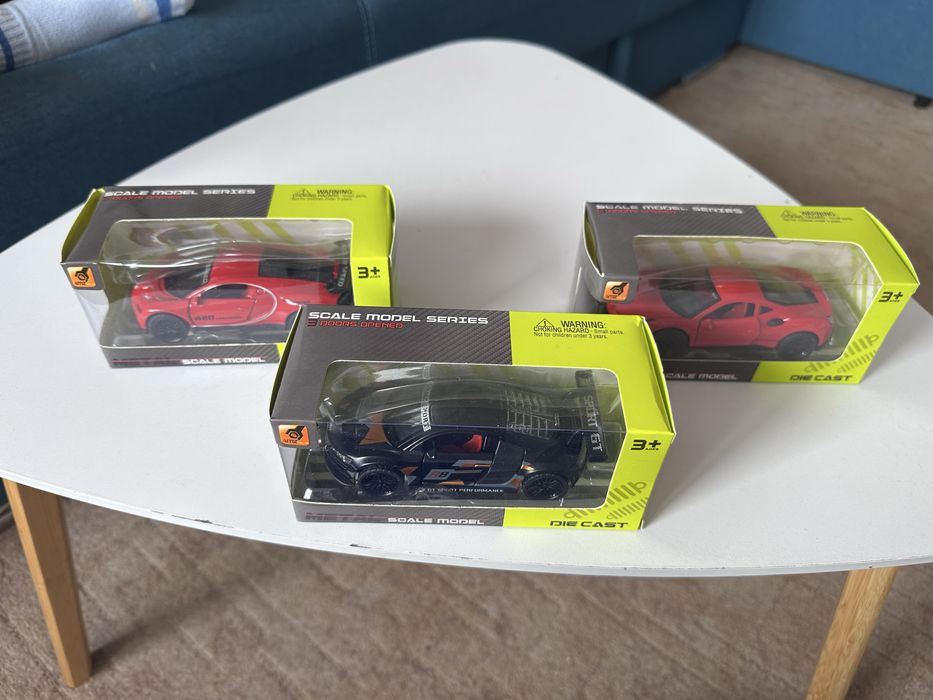 Set 3 masinute metalice, noi, cu usi care se deschid