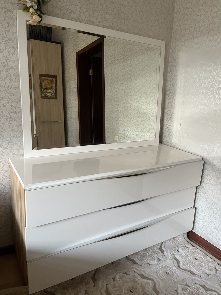 Продам комод с зеркалом