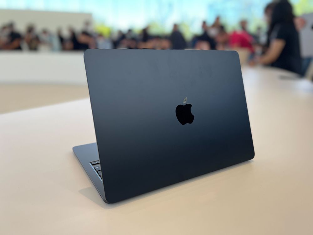 MacBook Air M2 13” 8GB RAM 98% battery