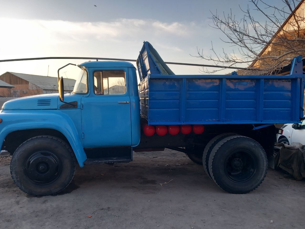Zil samasval sotiladi. Ural
