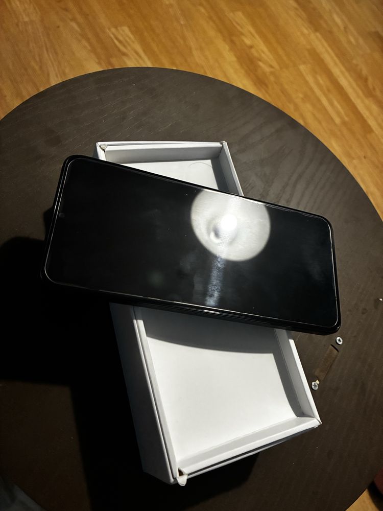 Продавам TCL 505