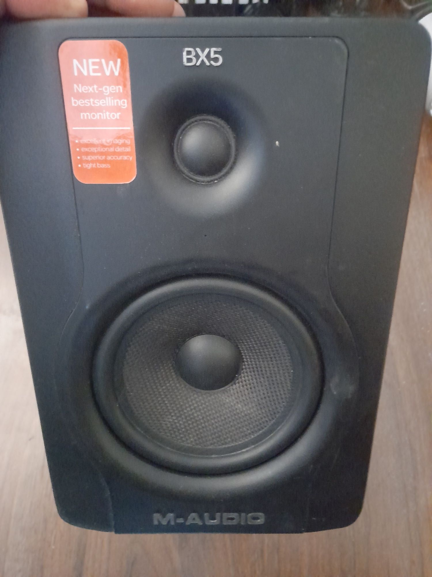 M-AUDIO BX5d2  bi-amplified studio monitor