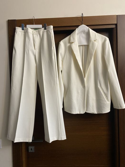 Costum superb alb BENETON. pt fete 12-14 ani