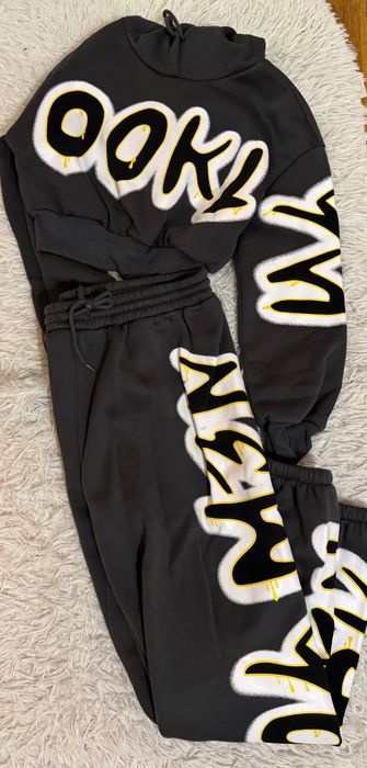 Тъмно сив анцуг с интересен дизайн