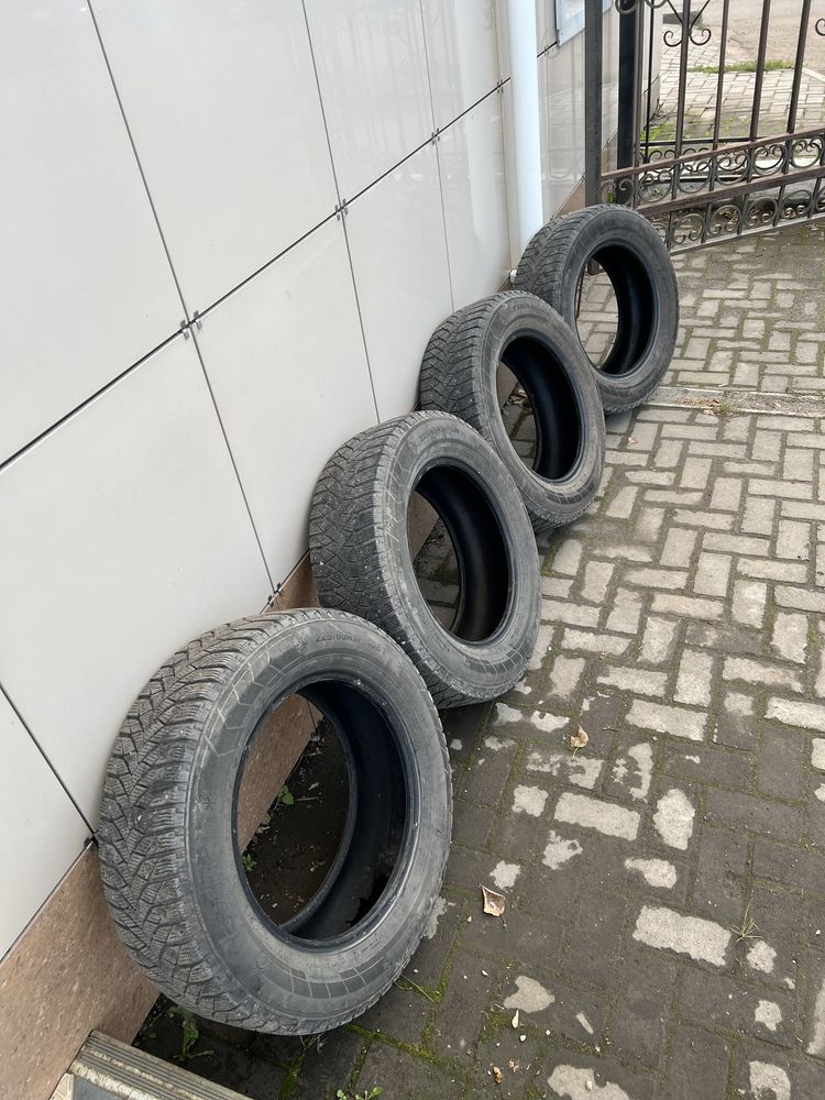 Triangle (  шипы )  . 225 / 605 R17 в отличном  состоянии .