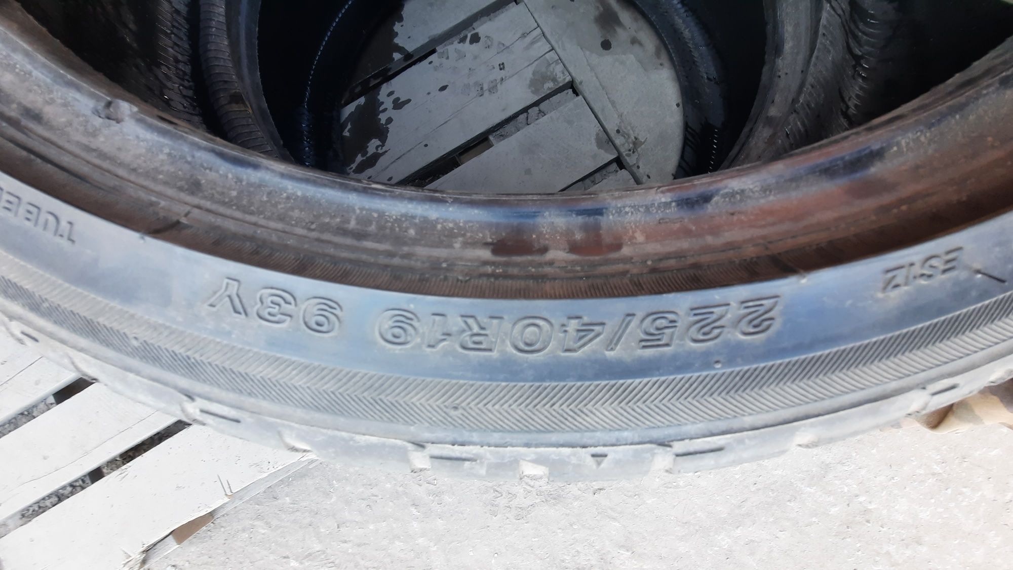 Продам резину 225/40 R19 93Y. В хорошем состоянии.