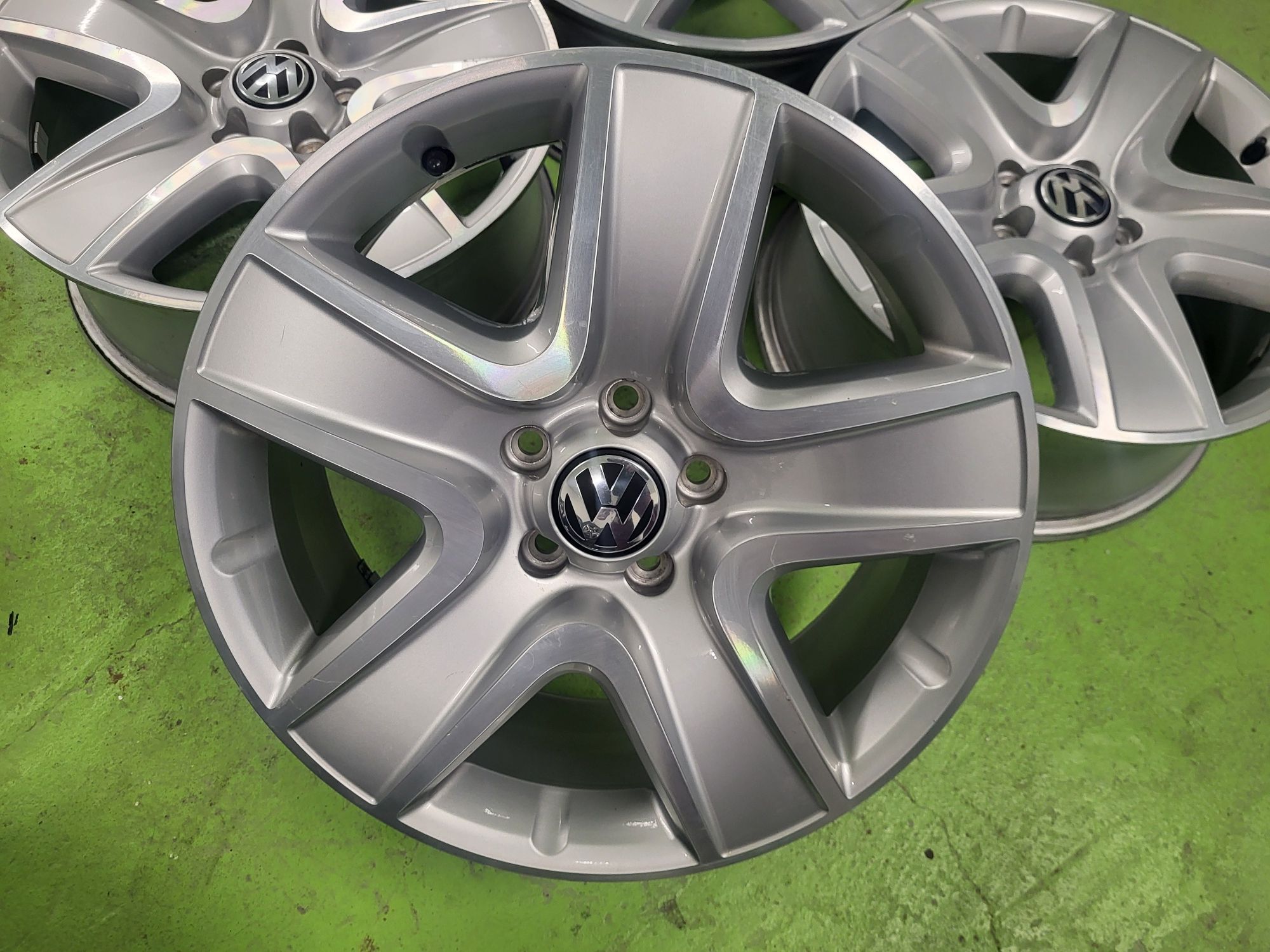 18 5x112 Vw Tiguan Touran Caddy Golf Passat  лети джанти 5х112