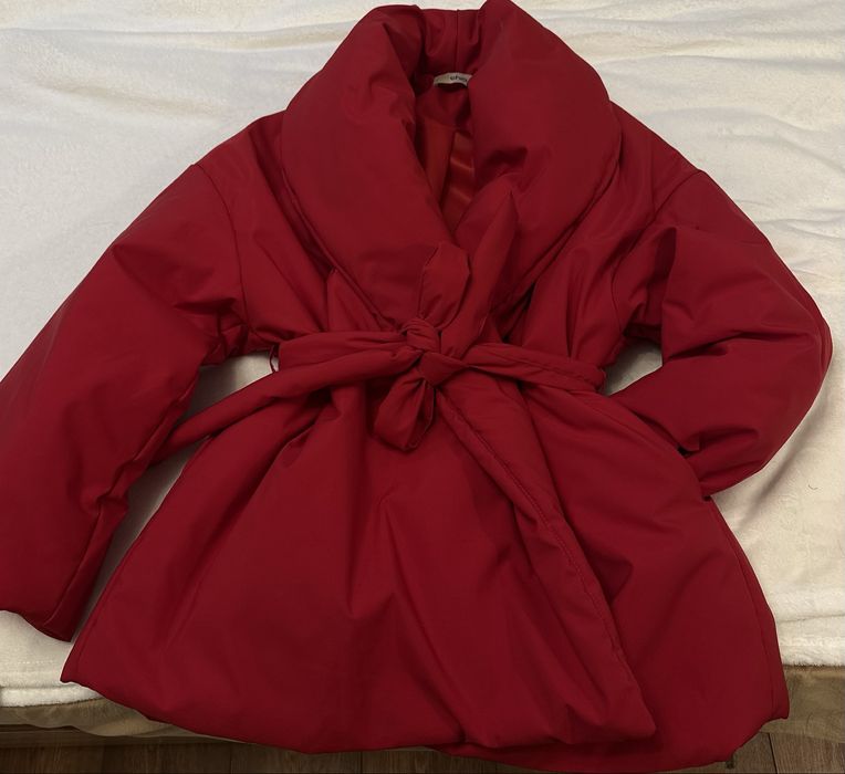 Эффектная красная куртка-пуховик